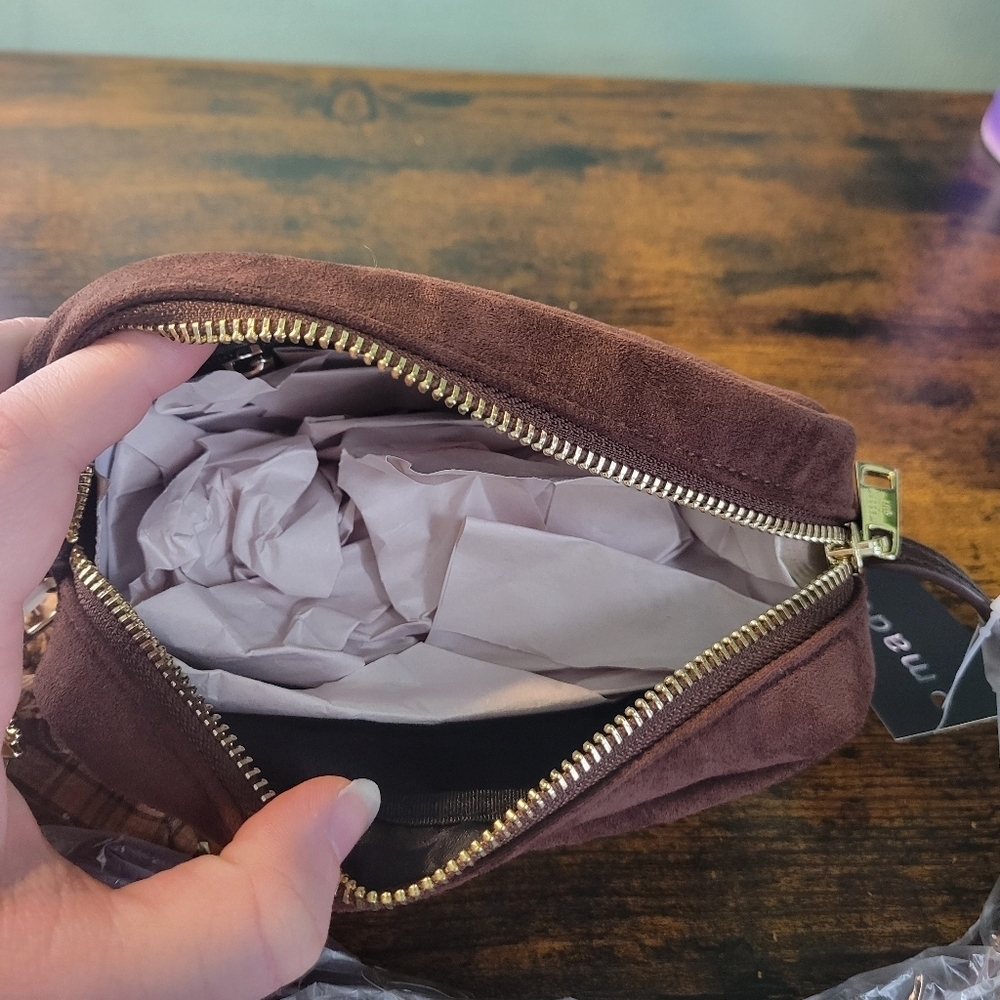 Madden Girl Brown Camera Crossbody Bag Faux Suede Gold Hardware NWT MSRP $36 - Picture 3 of 7